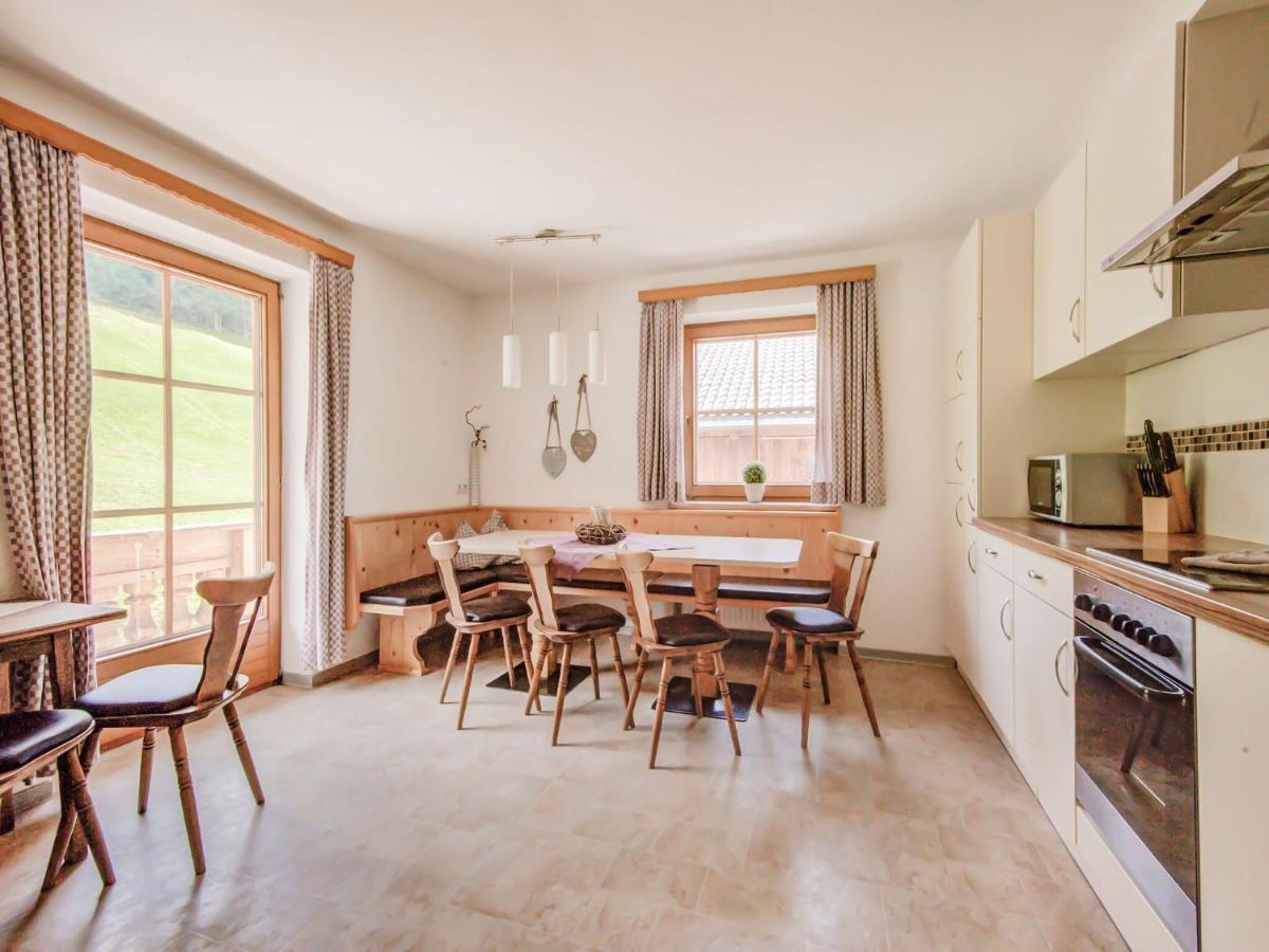 Attractive Apartment In Hainzenberg With Ski Room Bagian luar foto