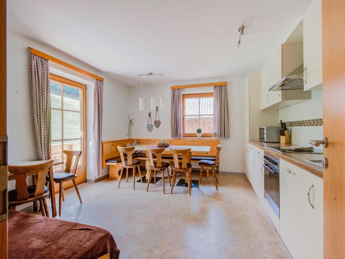 Attractive Apartment In Hainzenberg With Ski Room Bagian luar foto