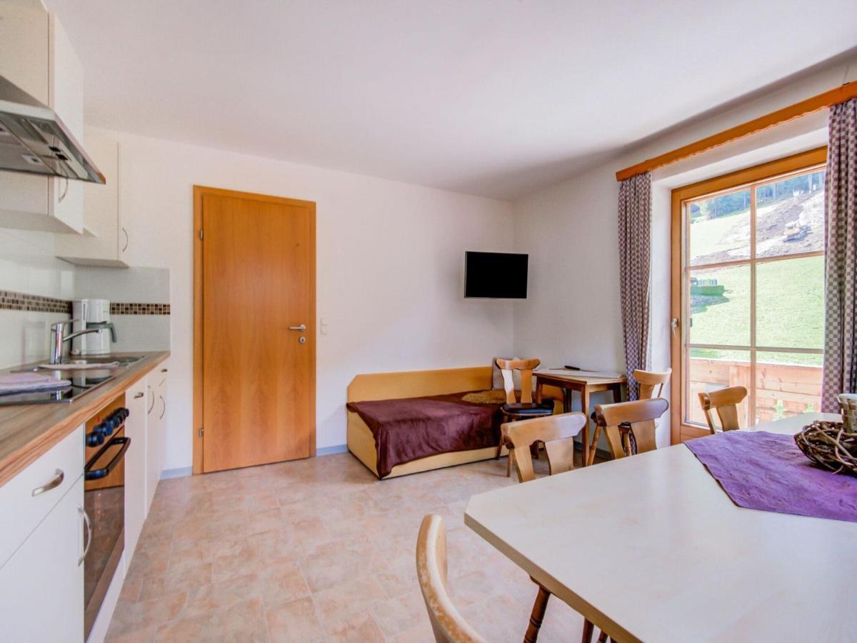Attractive Apartment In Hainzenberg With Ski Room Bagian luar foto